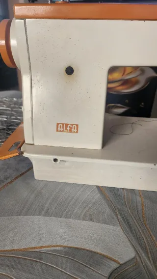 Máquina de coser Alfa