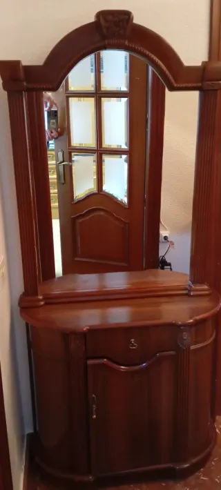 Mueble recibidor clásico de madera