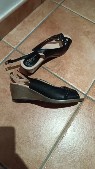 LIQUIDACIÓN - Cuñas negras con tachuelas