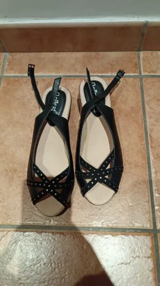 LIQUIDACIÓN - Cuñas negras con tachuelas