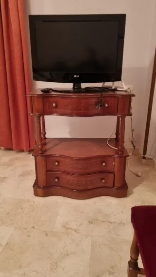 Mueble auxiliar de madera con cajones