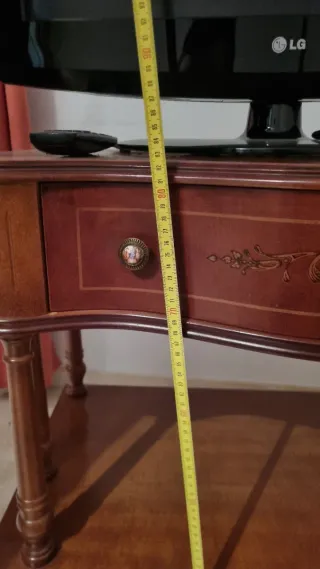 Mueble auxiliar de madera con cajones