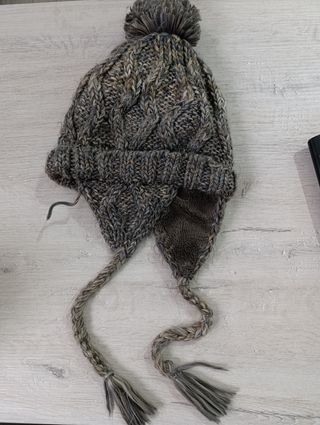 Gorro de lana con orejeras y trenzas