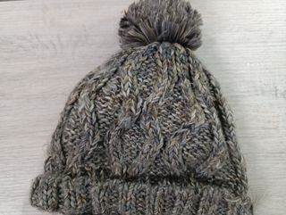 Gorro de lana con orejeras y trenzas