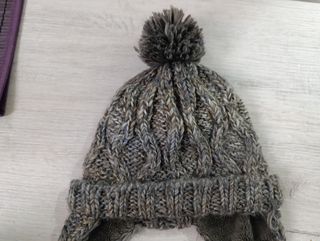 Gorro de lana con orejeras y trenzas