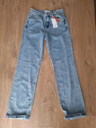Pantalón vaquero Mango con etiqueta