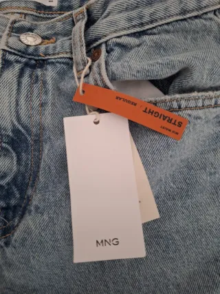 Pantalón vaquero Mango con etiqueta