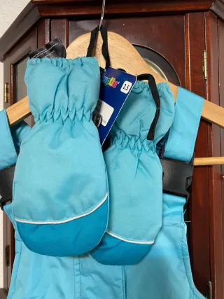 Peto de nieve y manoplas azul