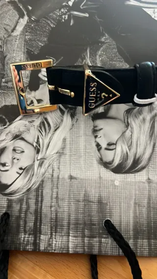 Cinturón Guess Negro Hebilla Triángulo