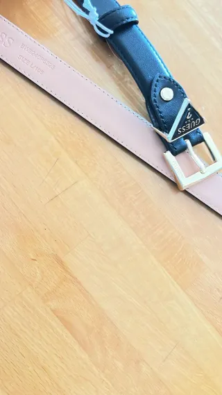 Cinturón Guess Negro Hebilla Triángulo