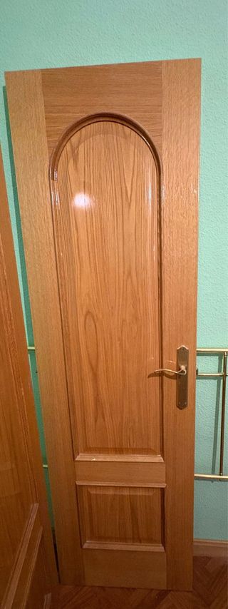 Puerta de madera con manilla dorada