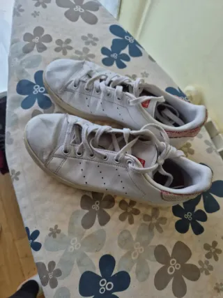 Zapatillas Adidas Blancas y Rojas