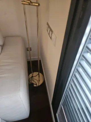 Lámpara de pie dorada de metal