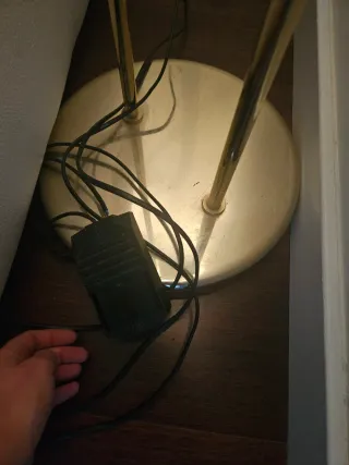 Lámpara de pie dorada de metal