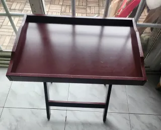 Mesa bandeja plegable Ikea Maryd roja