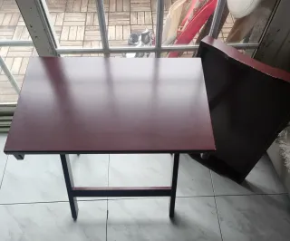 Mesa bandeja plegable Ikea Maryd roja