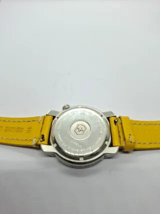 Reloj Victorinox Amarillo y Plateado