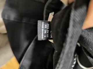 Pantalón negro con estampado artístico – Talla XS