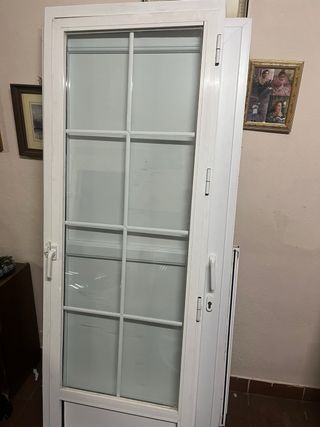 Puerta de patio blanca con cristal