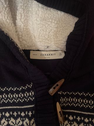 Sudadera Zara azul y blanca con capucha