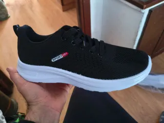 Tenis Deportivos Negros y Blancos
