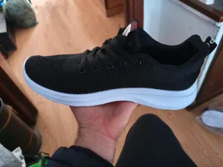 Tenis Deportivos Negros y Blancos