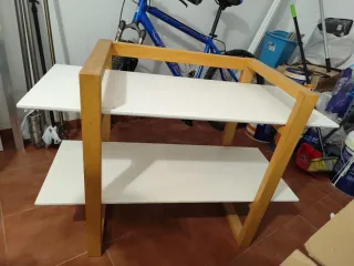 Estantería de madera blanca