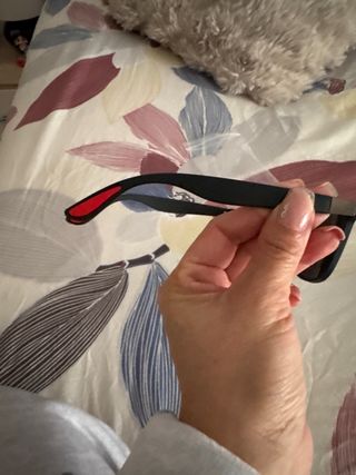 Gafas de sol negras con lentes azules