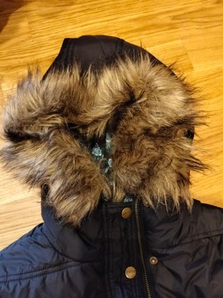 Abrigo negro plumas capucha pelo