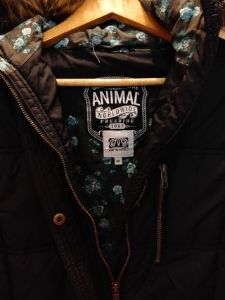 Abrigo negro plumas capucha pelo