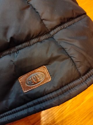 Abrigo negro plumas capucha pelo