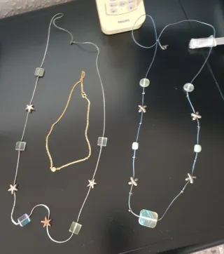 Collares y cadena con abalorios