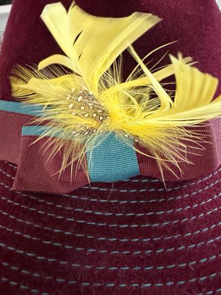 Cappello cloche vintage con piume