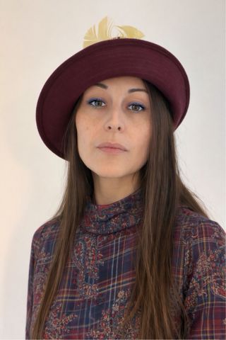 Cappello cloche vintage con piume