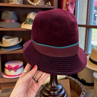 Cappello cloche vintage con piume