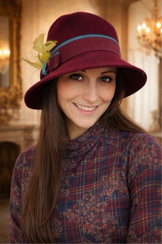 Cappello cloche vintage con piume