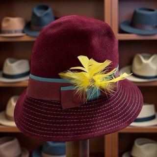 Cappello cloche vintage con piume