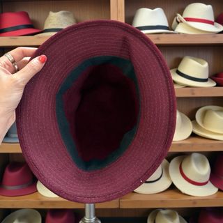 Cappello cloche vintage con piume