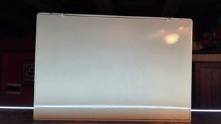 Bacheca con minilibri e oggetti decorativi