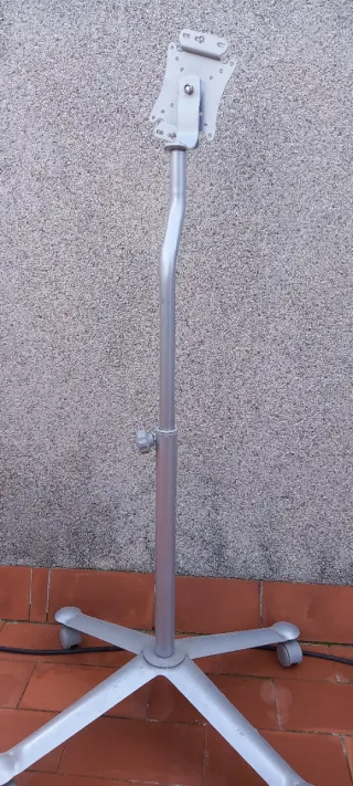 Soporte de pie para TV con ruedas