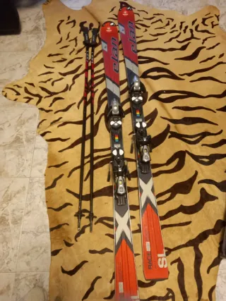 Esquís Elan con bastones , 4 unidades y dos botas.