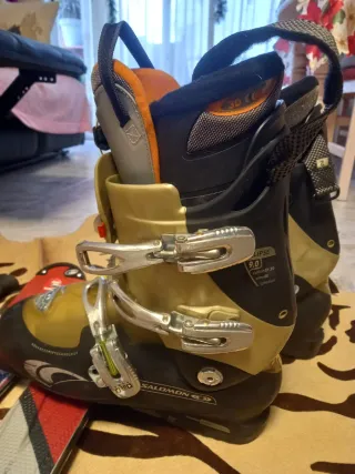 Esquís Elan con bastones , 4 unidades y dos botas.