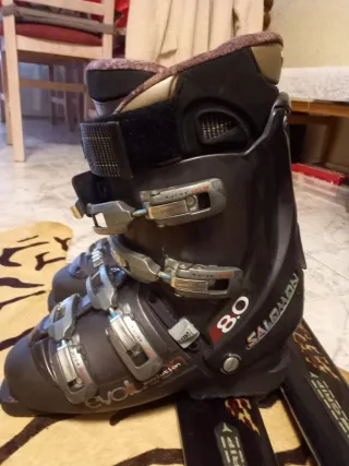 Esquís Elan con bastones , 4 unidades y dos botas.