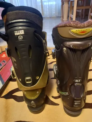 Esquís Elan con bastones , 4 unidades y dos botas.