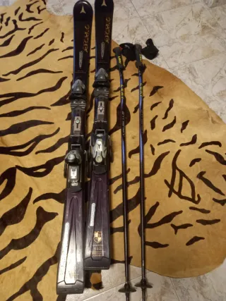 Esquís Elan con bastones , 4 unidades y dos botas.