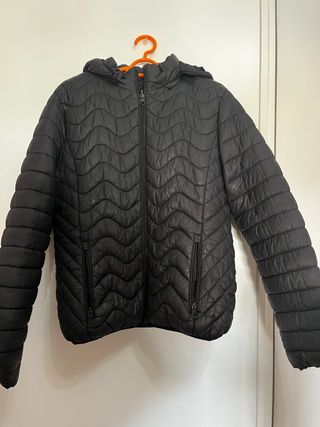 Chaqueta acolchada negra con capucha talla L