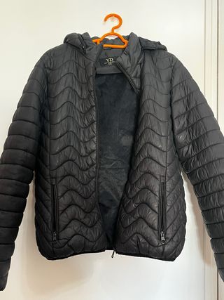Chaqueta acolchada negra con capucha talla L
