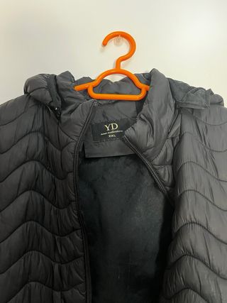 Chaqueta acolchada negra con capucha talla L