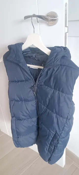 Chaleco acolchado azul con capucha.