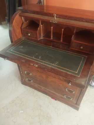 Escritorio antiguo de madera y cuero